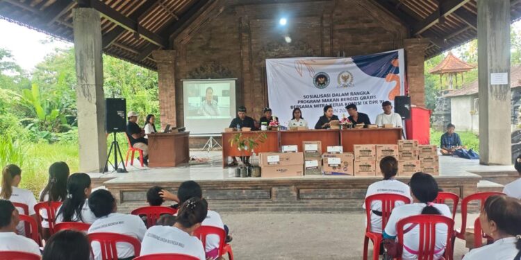 Anggota Komisi IX DPR RI, Charles Honoris sosialisasikan program MBG di Tabanan