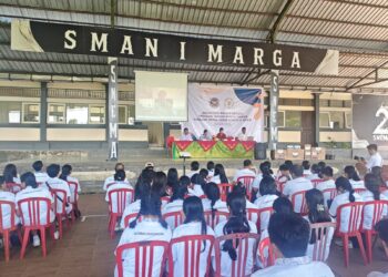 Anggota Komisi IX DPR RI, Charles Honoris sosialisasikan program MBG di SMAN 1 Marga,  Desa Kuwum