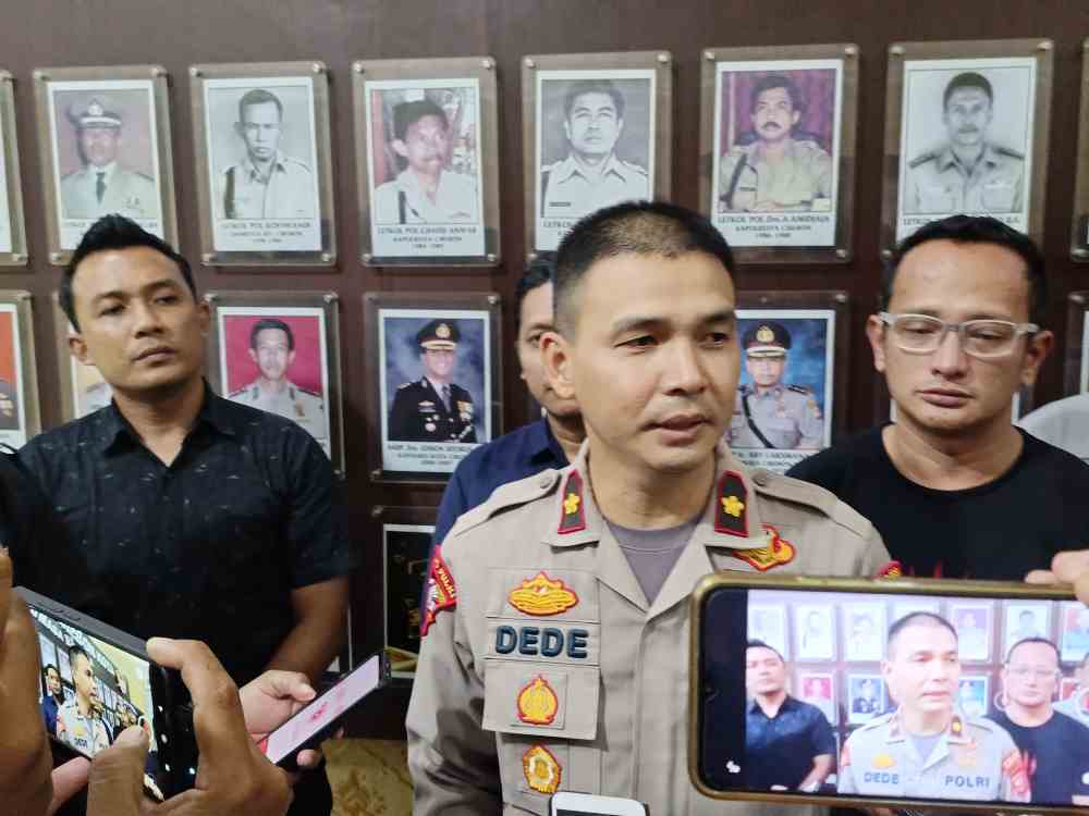 Wakapolres Cirebon Kota, Kompol Dede Kasmadi memberikan keterangan pers