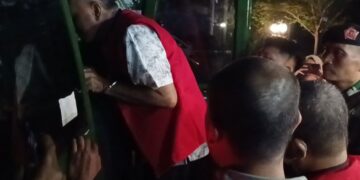 Tiga tersangka dugaan korupsi BPR Bank Cirebon digelandang masuk mobil tahanan Kejaksaan Negeri Kota Cirebon untuk dititipkan di Rutan Kelas I Cirebon