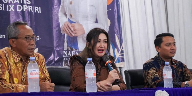 Anggota Komisi IX DPR RI, Nafa Urbach sosialisasikan program MBG di Desa Pingit, Temanggung.