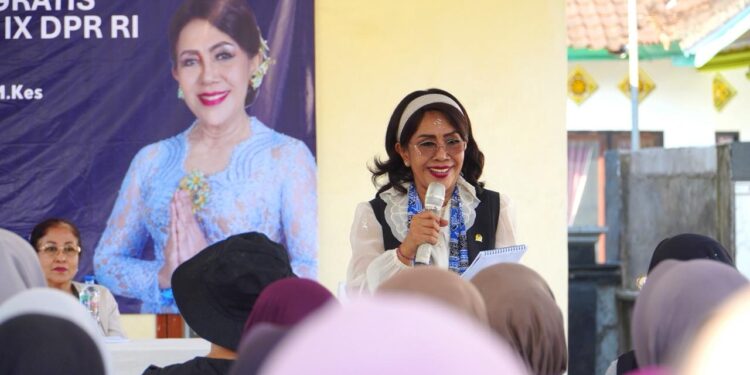 Anggota Komisi IX DPR RI, Tutik Kusuma sosialisasikan program MBG di Bale Banjar Jembrana