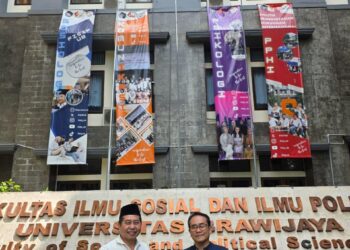 SOLID-Ketua IKASPS UNNES, Irjend Pol Dr Susilo Teguh R, M.Si (kaos putih pakai peci) & Ketua Ikatan Peneliti Lingkungan Binaan Indonesia, Dr Susilo Kusdiwanggo, ST. MT (kemeja hitam). (Foto Ist).