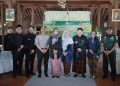 PISOWANAN-Bupati Demak, Hj. dr. Eisti’anah, SE bersama jajaran Forum Koordinasi Pimpinan Daerah (Forkopimda) dan Sesepuh Kadilangu, R.H. Muhammad Cahyo Imam Santoso saat pisowanan ke Kasepuhan Kadilangu di Notobratan Kadilangu. (Foto Ist).