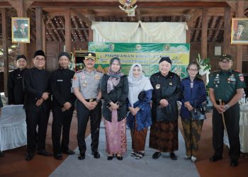 PISOWANAN-Bupati Demak, Hj. dr. Eisti’anah, SE bersama jajaran Forum Koordinasi Pimpinan Daerah (Forkopimda) dan Sesepuh Kadilangu, R.H. Muhammad Cahyo Imam Santoso saat pisowanan ke Kasepuhan Kadilangu di Notobratan Kadilangu. (Foto Ist).
