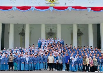 FOTO BERSAMA-Ratusan pelajar yang tergabung dalam Forum OSIS Jawa Barat (FOJB) foto bersama di Istana, pada Selasa (5 Mei 2026). (Foto: BPMI Setpres).