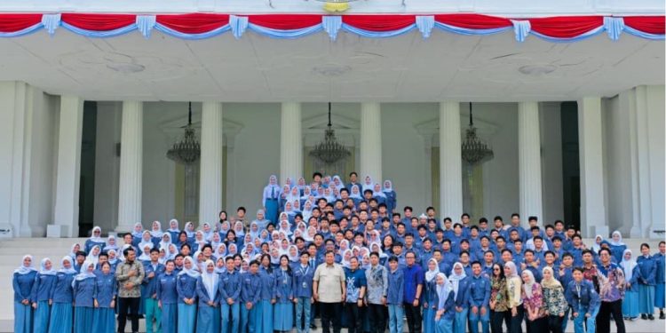 FOTO BERSAMA-Ratusan pelajar yang tergabung dalam Forum OSIS Jawa Barat (FOJB) foto bersama di Istana, pada Selasa (5 Mei 2026). (Foto: BPMI Setpres).