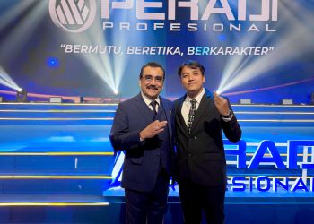 FOTO BERSAMA-Ketua IKA SPS UNNES, Irjen Pol Dr Susilo Teguh R, M.Si (duduk depan paling kiri) foto bersama para Pengurus, usai Silaturahim dan Rapat Kerja. (Foto Ist).