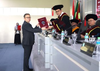 Kombes Pol.Asep Amar Permana,S.I.K.,M.M.,M.Ag, saat menerima  setifikat kelulusan promosi doktor di UIN SGD Bandung,(11/5/2026)/bedanews.com
