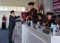 FOTO : Ilham Mujahid ketika menerima sertifikat kelulusan sidang promosi doktor dari ketua sidang  di Pascasarjana UIN Bandung,Selasa, (12/5/2026)/bedanews.com