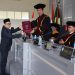 FOTO : Ilham Mujahid ketika menerima sertifikat kelulusan sidang promosi doktor dari ketua sidang  di Pascasarjana UIN Bandung,Selasa, (12/5/2026)/bedanews.com