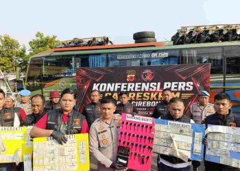 Kapolres Cirebon Kota AKBP Eko Iskandar didampingi Kasat Reskrim AKP M Fadillah saat konferensi pers pengungkapan penadahan barang hasil curanmor. Foto: Kris