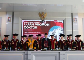 FOTO BERSAMA : Dr. H. Abun Bunyamin, S.H.,M.H.(tengah) dengan tim promotor dan penguji usai meraih doktor dalam sidang terbuka di pascasarjana UIN SGD Bandung/Jumat(24/7/2026)/ dok.Bedanews.com/raspati