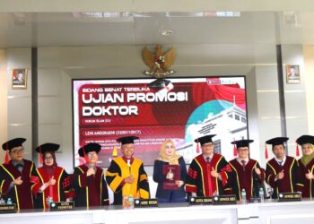 FOTO BERSAMA : Dr.Leni Anggraeni,S.H.,M.H,. (tengah) dengan tim promotor dan penguji usai mengikuti sidang promosi doktor di Pascasarjana UIN SGD Bandung/dok.istimewa-bedanews.com/raspasti