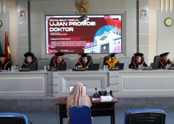 FOTO : Nurhayati saat mempertahankan Disertasi dihadapan tim promotor dan penguji dalam sidang promosi doktor di UIN SGD Bandung, Rabu,(22/7/2026)/dok. Bedanews.com