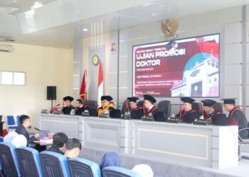 FOTO : Agus Permana saat mempertahankan Disertasi dihadapan tim promotor dan penguji dalam sidang promosi doktor di pascasarjana UIN SGD Bandung/Kamis,(13/8/2026)/Bedanews.com/brajamusti