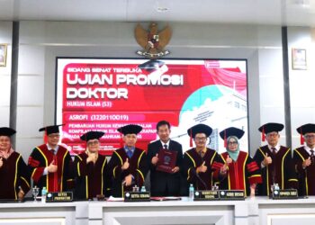 FOTO : Dr.Asrofi,M.H., saat menerima sertifikat dari ketua sidang usasi meraih gelar doktor di Pascasarjana UIN SGD Bandung/Jumat,(14/8/2026)/Bedanews.com/brajamusti