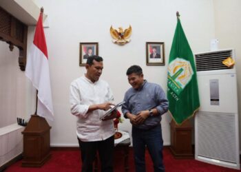 Direktur Utama Perum LKBN Antara, Benny Siga Butarbutar menyerahkan buku kepada Wakil Gubernur Aceh, Fadhlullah di rumah dinas Wagub di Banda Aceh, Selasa. (ANTARA/Akramul Muslim)