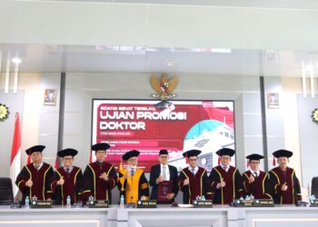 FOTO: Amung Ahmad Syahir Muharam (tengah) bersama tim promotor dan penguji usai mengikuti sidang promosi doktor di Pascsarjana UIN SGD Bandung, Jumat, (8/8/2026)?bedanews.com/Raspati