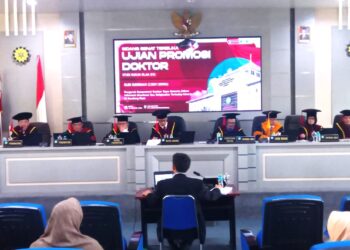 FOTO : Dudi Sudirman saat mempertahankan  Disertasi di hadapan tim promotor dan penguji dalam Ujian Promosi doktor di UIN SGD Bandung/Rabu,(19/08/2026)/Bedanews.com/istimewa