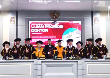 FOTO BERSAMA : Dr.Ahmad Hadis Zenal Mutaqin,M.M.,dengan tim promotor - penguji usai mengikuti sidang terbuka promosi doktor di UIN SGD Bandung/Senin,(3/8/2026)/Bedanews.com/Raspati