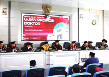 FOTO :  Halmi Abdul Halim saat mempertahankan Disertasi dihadapan tim promotor dan penguji dalam sidang ujian  terbuka promosi doktor di UIN SGD Bandung/Selasa,(4-8-2026)/bedanews.com/ raspati