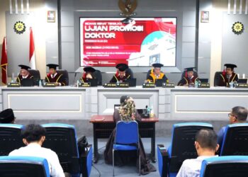 FOTO : Nok Nasibah ketika mempertahankan disertasi dihadapan tim promotor dan penguji di UIN SGD Bandung/Kamis,(20/8/2026)/Bedanews.com/istimewa