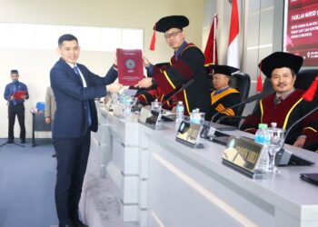 FOTO : Fadillah Mursid saat menerima sertifikat dari ketua sidang promosi doktor di pascasarjana UIN SGD Bandung/kamis,(6/8/2026)/bedanews.com/ Raspati