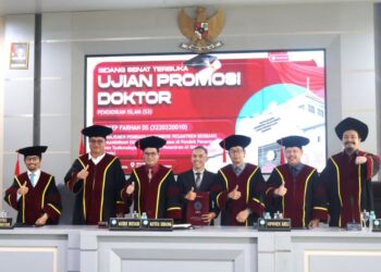 FOTO: Yosep Farhan DS bersama tim promotor dan penguji usai meraih gelar doktor di UIN SGD Bandung,Kamis,27 Agustus 2026/bedanews.com/brajamusti