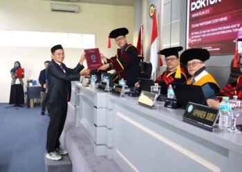 FOTO : Zulham Wahyudani saat menerima sertifikat kelulusan dari ketua sidang usai meraih gelar doktor  dari pascasarjana UIN SGD Bandung/Rabu(26/8/2026)/bedanews.com/istimewa