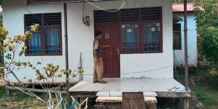 RUMAH DINAS-Plt Kepsek SMP Negeri 1 Kapuas Hilir, Sikus, S.Pd saat tunjukan rumah dinas yang sangat dibutuhkan, Selasa (1 September 2026). (Foto Tatang).