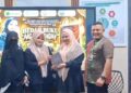 BEDAH BUKU-Dr. Suyanto, CFP bersama Bunda Anita menerima Buku usai acara Bedah buku “Ngaji Sugih” karya Soraya, SH, MH, CHt, MNLP, MPI. (Foto Ist).