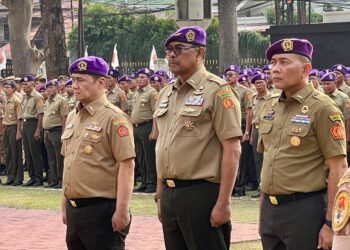 PELANTIKAN-Ketum DPN IARMI Prof. Dr. H. Bahrullah Akbar, S.E., M.B.A, Sekjen Ir. H. A. Riza Patria, M.B.A dan Bendum Drs. Arifin, M.A.P. saat dilantik Menko Polkam, Djamari Chaniago sebagai pengurusan DPN IARMI periode 2025–2030. (Foto Istimewa).