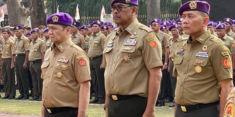 PELANTIKAN-Ketum DPN IARMI Prof. Dr. H. Bahrullah Akbar, S.E., M.B.A, Sekjen Ir. H. A. Riza Patria, M.B.A dan Bendum Drs. Arifin, M.A.P. saat dilantik Menko Polkam, Djamari Chaniago sebagai pengurusan DPN IARMI periode 2025–2030. (Foto Istimewa).