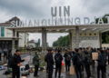 Gerbang utama UIN Sunan Gunung Djati Bandung disegel mahasiswa dalam ilustrasi. Tragedi penyegelan kampus seperti yang terjadi di UINSA Surabaya pada 21 September 2026 lalu dikhawatirkan terulang di Bandung jika penentuan rektor hanya mengandalkan legitimasi formal. Foto: Ist/Ilustrasi AI