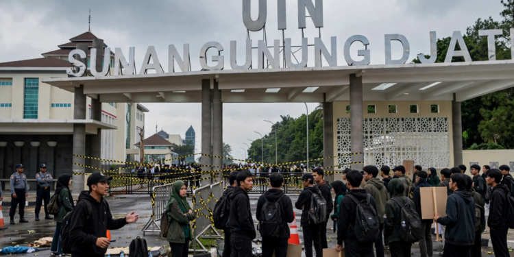 Gerbang utama UIN Sunan Gunung Djati Bandung disegel mahasiswa dalam ilustrasi. Tragedi penyegelan kampus seperti yang terjadi di UINSA Surabaya pada 21 September 2026 lalu dikhawatirkan terulang di Bandung jika penentuan rektor hanya mengandalkan legitimasi formal. Foto: Ist/Ilustrasi AI