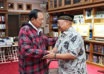 AKRAB-Komjen Pol. Prof. Dr. Cryshnanda Dwilaksana (Ketua Pusat Studi Ilmu Kepolisian) bersama mantan Presiden SBY pada suatu acara. (Foto Ist).