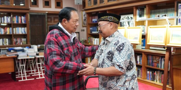 AKRAB-Komjen Pol. Prof. Dr. Cryshnanda Dwilaksana (Ketua Pusat Studi Ilmu Kepolisian) bersama mantan Presiden SBY pada suatu acara. (Foto Ist).