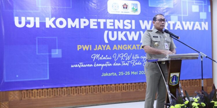 UKW-Wali Kota Administrasi Jakarta Pusat, Drs. Arifin M A.P ketika membuka pelaksanaan UKW Angkatan ke-65 PWI Jaya, medio Mei 2026 lalu. (Foto Ist).