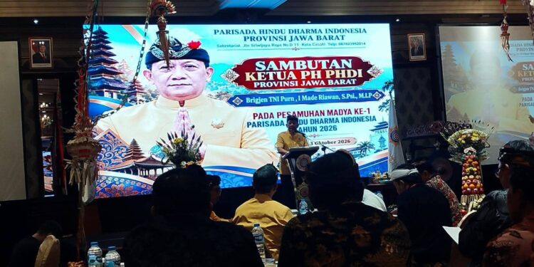 SAMBUTAN-Ketua Pengurus Harian PHDI Provinsi Jawa Barat, Brigjen TNI (Purn) I Made Riawan, saat memberikan sambutan. (Foto Ist).