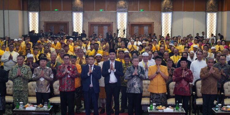 FOTI BERSAMA-Menteri Agama RI, Nasaruddin Umar, Ketua MPR RI, Ahmad Muzani, Ketua Pengurus Harian PHDI Jabar, Brigjen TNI (Purn) I Made Riawan, S.Psi M.I.P & para Peserta, foto bersama usai acara. (Foto Ist).