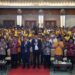 FOTI BERSAMA-Menteri Agama RI, Nasaruddin Umar, Ketua MPR RI, Ahmad Muzani, Ketua Pengurus Harian PHDI Jabar, Brigjen TNI (Purn) I Made Riawan, S.Psi M.I.P & para Peserta, foto bersama usai acara. (Foto Ist).