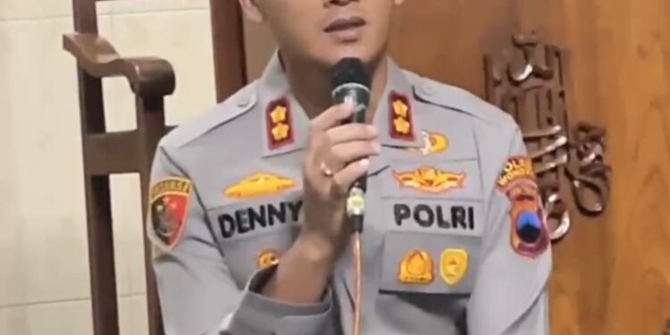 KULTUM SUBUH-Kapolres Wonogiri, AKBP Deni Septiawan, S.I.K, M.H, saat memberikan Kultum usai Salah Subuh. (Foto Ist).