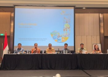 PAPARAN-(ki-ka):Rachmat Indrajaya (Direktur), Arif Widjaja (Direktur), Leo Handoko (Direktur), Erwin Djohan (Chief Financial Officer), Putut Djagiri (Head of Corporate Finance), Elvina Apandi Hermansyah (Head of Investor Relations & Sustainability), saat Paparan. (Foto Ist).