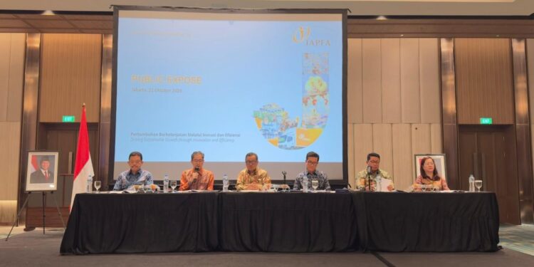PAPARAN-(ki-ka):Rachmat Indrajaya (Direktur), Arif Widjaja (Direktur), Leo Handoko (Direktur), Erwin Djohan (Chief Financial Officer), Putut Djagiri (Head of Corporate Finance), Elvina Apandi Hermansyah (Head of Investor Relations & Sustainability), saat Paparan. (Foto Ist).