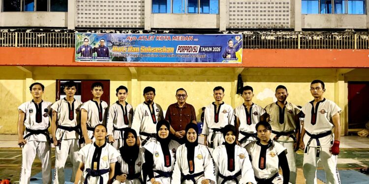 FOTO BERSAMA-Bobby O Zulkarnain foto bersama dengan para atlet yang akan bertanding di Porprovsu XII 2026. (Foto Ist).