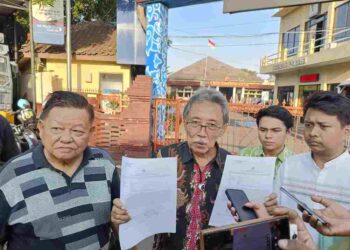Kuasa hukum Abeng Agus Prayoga (tengah) usai laporan di Polres Cirebon Kota.