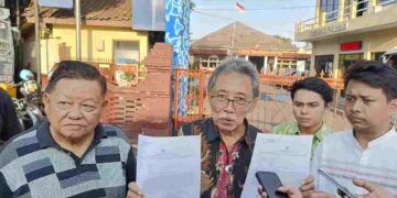 Kuasa hukum Abeng Agus Prayoga (tengah) usai laporan di Polres Cirebon Kota.