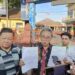 Kuasa hukum Abeng Agus Prayoga (tengah) usai laporan di Polres Cirebon Kota.