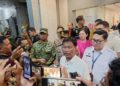 Wali Kota Cirebon, Effendi Edo memberikan keterangan pers usai meninjau korban diduga keracunan MBG